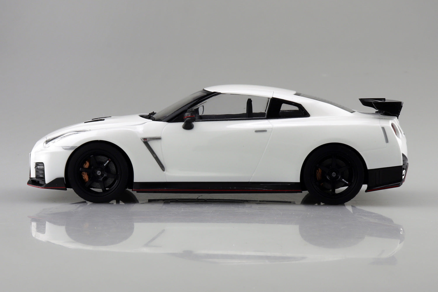 Aoshima 1/24 SNAP R35 NISSAN GT-R Nismo 2017 Brilliant White Pearl (4)
