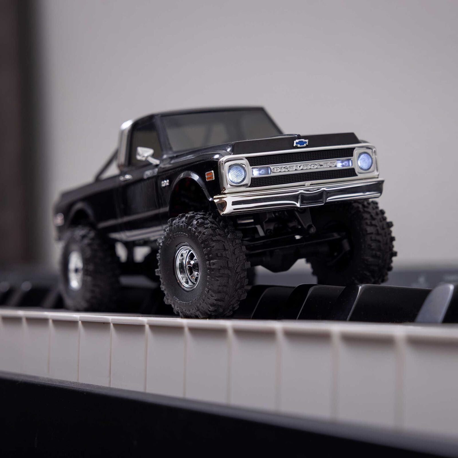Axial SCX30 Chevrolet K10 4x4 Ready to Run Brushed RC Crawler 1/30 Scale (20)
