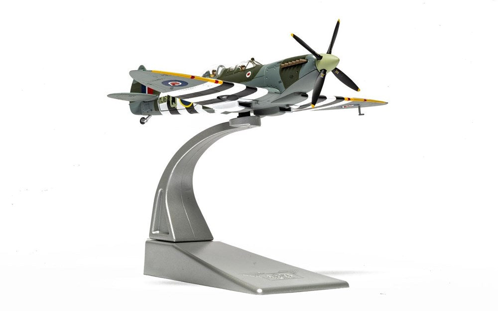 Corgi 1/72 Spitfire T.9 (MJ627) (3)