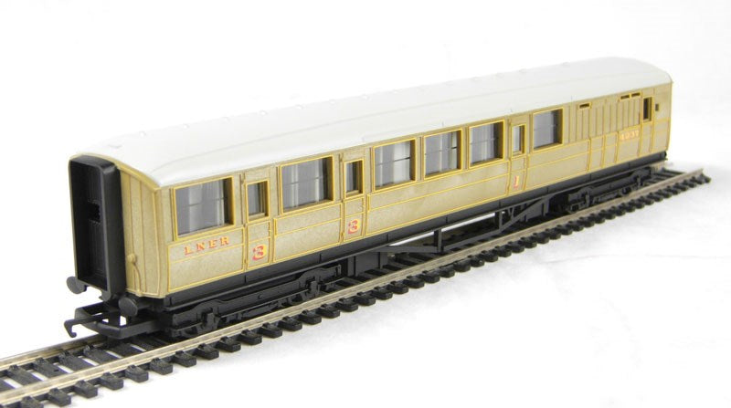 Hornby R4333 R/ROAD LNER Teak Brake