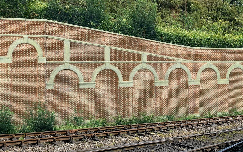 Hornby R7374 High Stepped Arched Retaining Walls x 2 (Red Brick) (8195285450989)