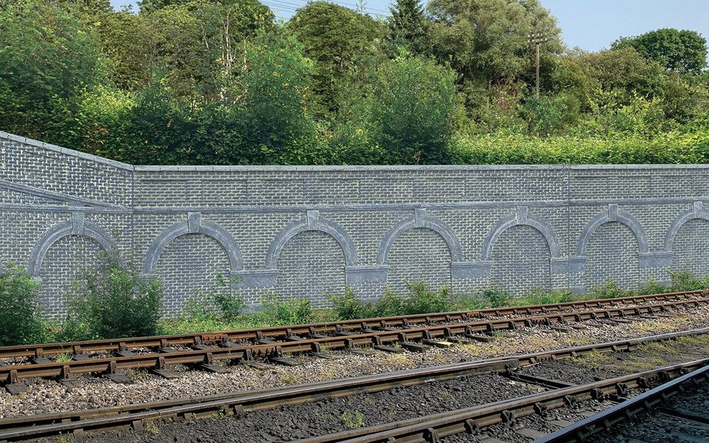 Hornby R7389 Low Level Arched Retaining Walls x2 (Engineers Blue Brick) (8195285680365)