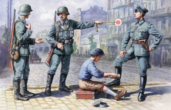 ICM 1/35 German Patrol (1939-1942) (4 Figures - 1 officer 2