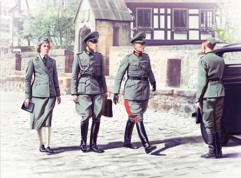 ICM 1/35 WWII German Staff Personnel (4 Figures)