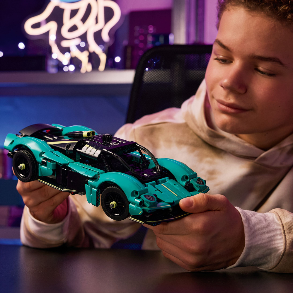 LEGO Technic Aston Martin Valkyrie 42208 (3)
