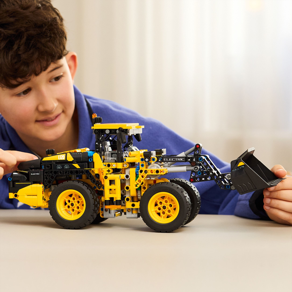 LEGO Technic Volvo L120 Electric Wheel Loader 42209 (3)