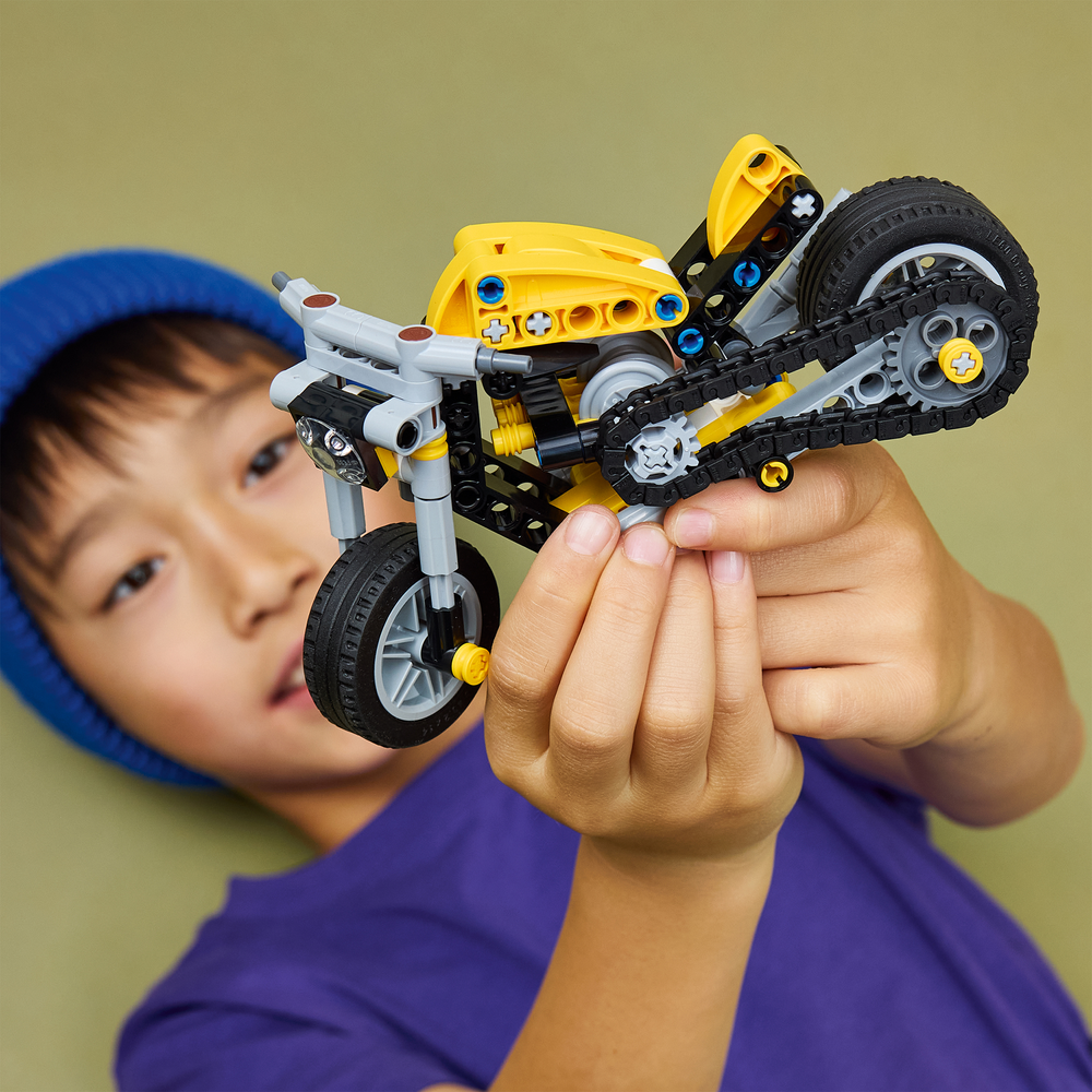 LEGO Technic Yellow Motorcycle 42225 (3)