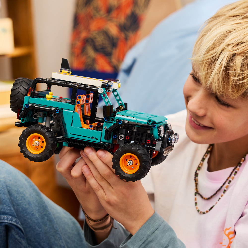 LEGO Technic Jeep® Wrangler Rubicon SUV 42227 (3)