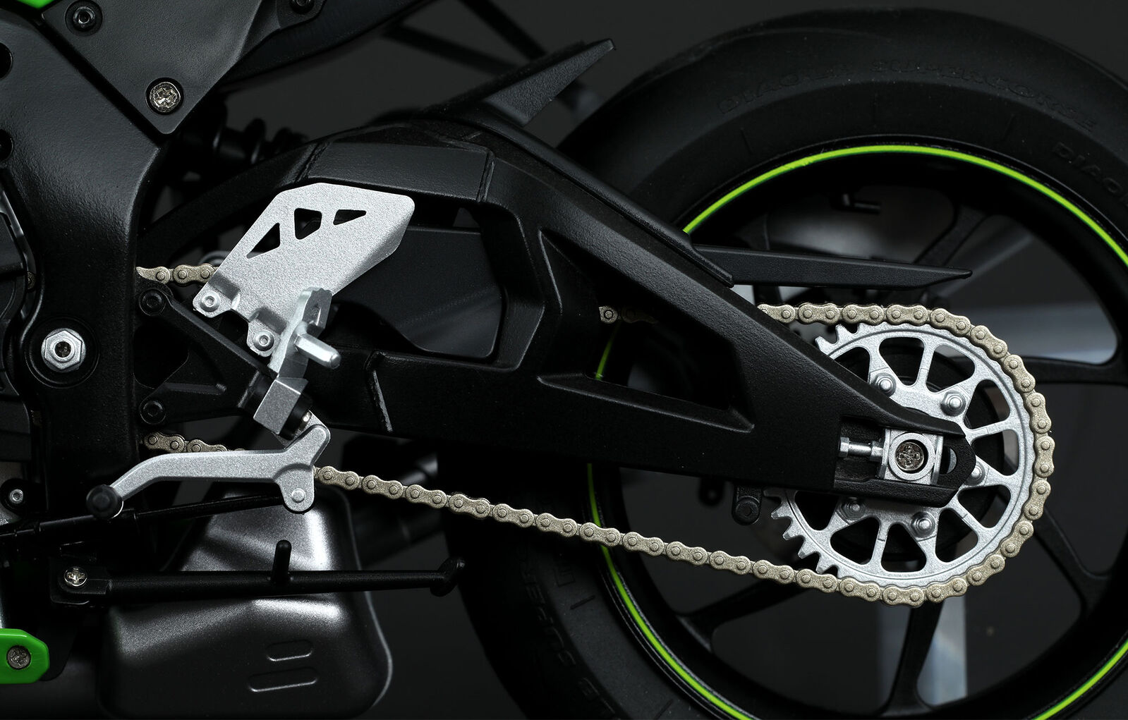 Meng MT-008s 1/9 Kawasaki Ninja ZX-10RR (Pre-colored Edition) - Hobby City NZ
