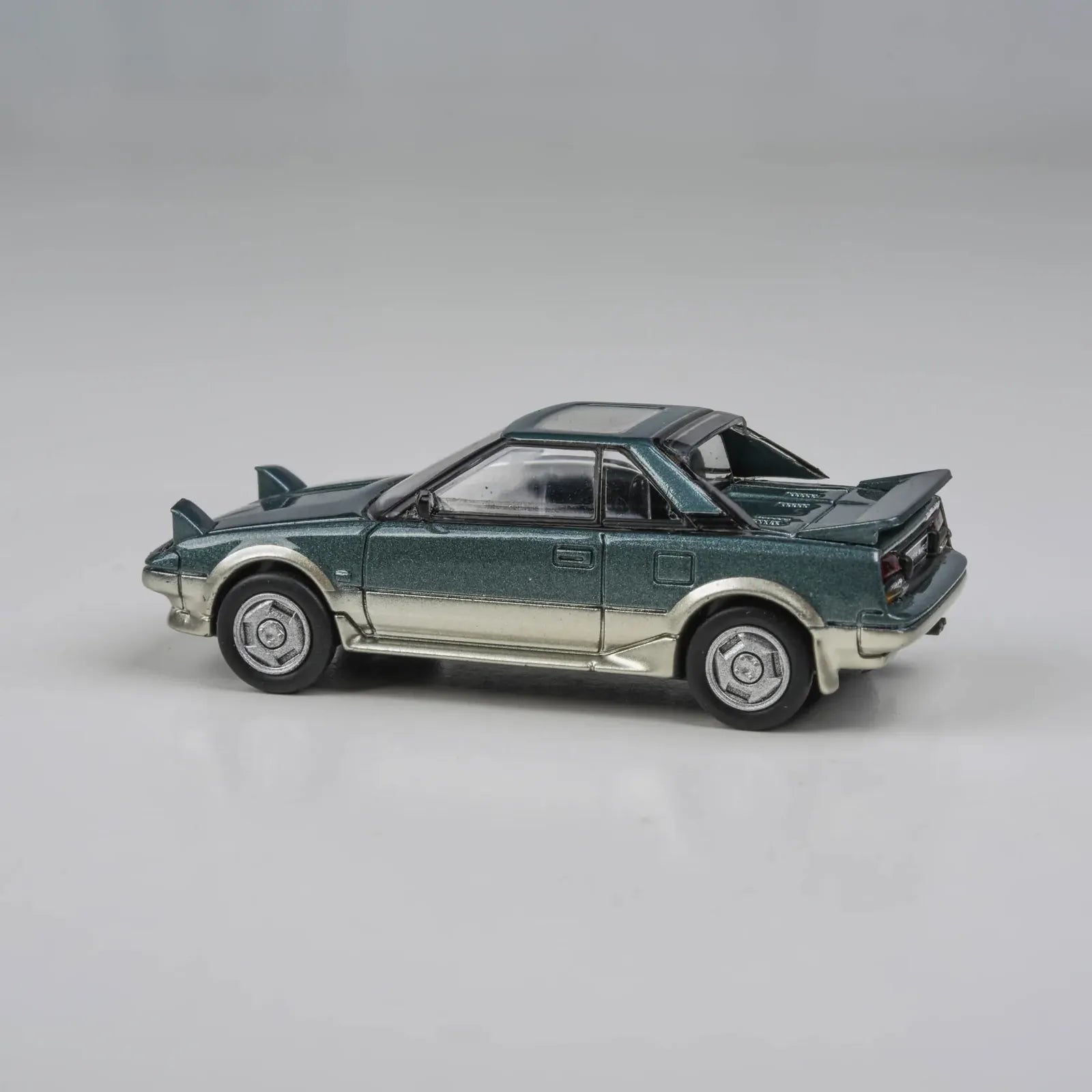 Para64 PA-65368 Toyota MR2 MK1 Green/Gold RHD Diecast Model Car