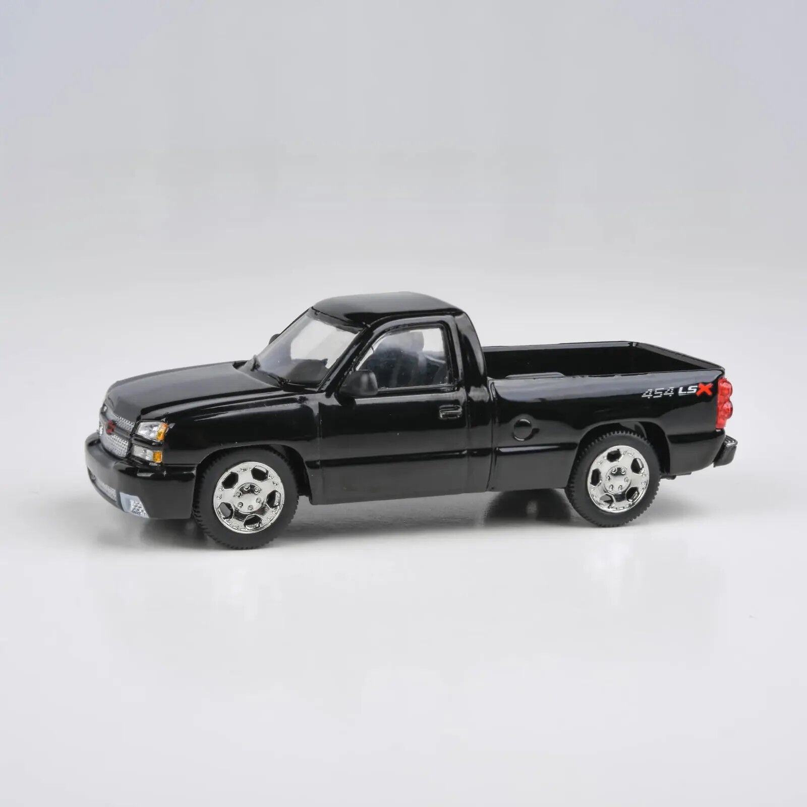 Para64 PB-55831 2006 Chevrolet Silverado Single Cab Onyx Black Diecast Model Car