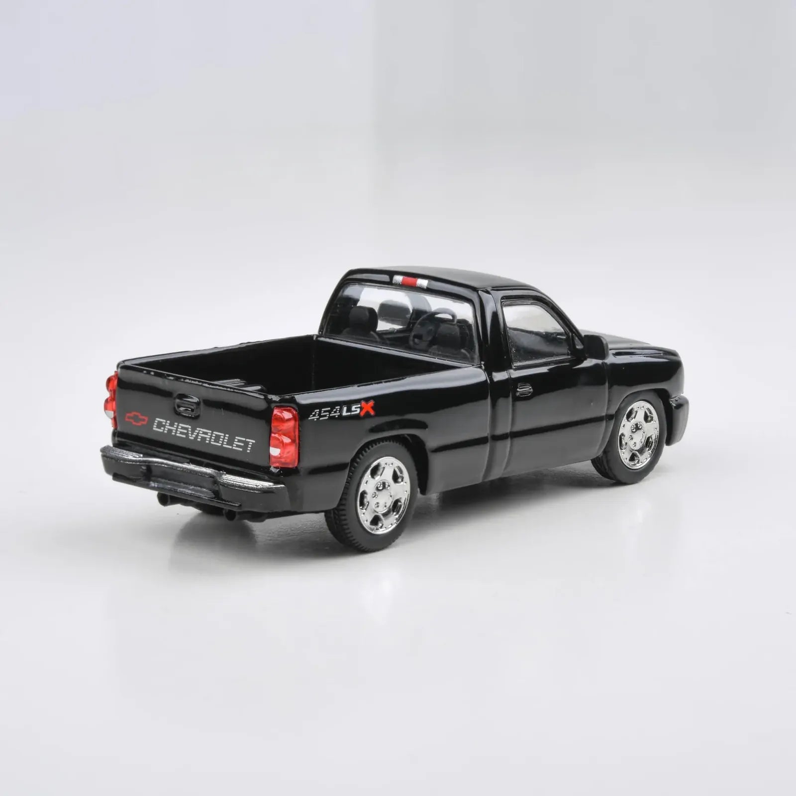 Para64 PB-55831 2006 Chevrolet Silverado Single Cab Onyx Black Diecast Model Car