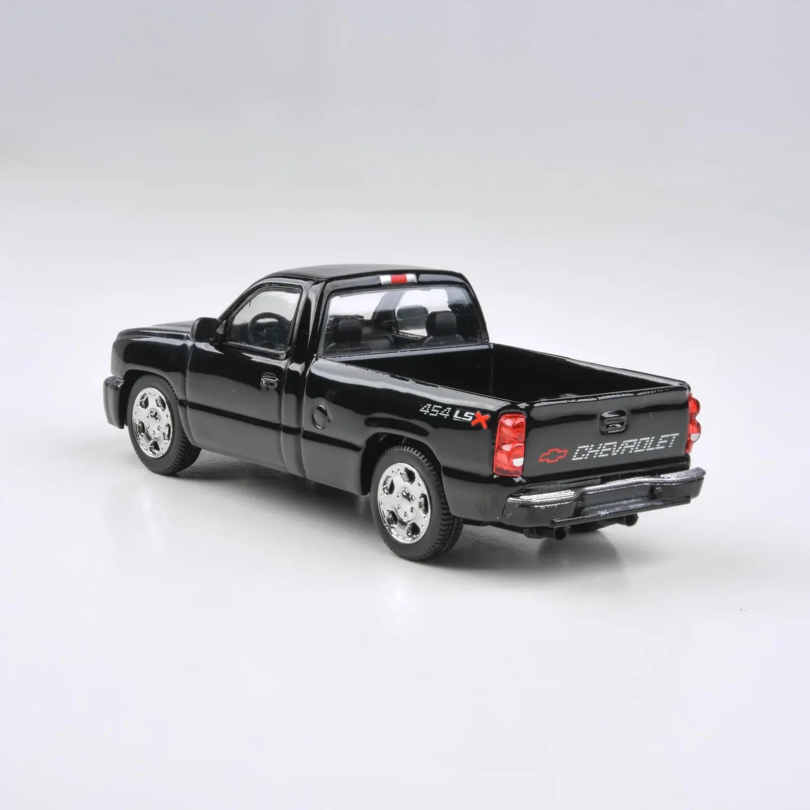 Para64 PB-55831 2006 Chevrolet Silverado Single Cab Onyx Black Diecast Model Car