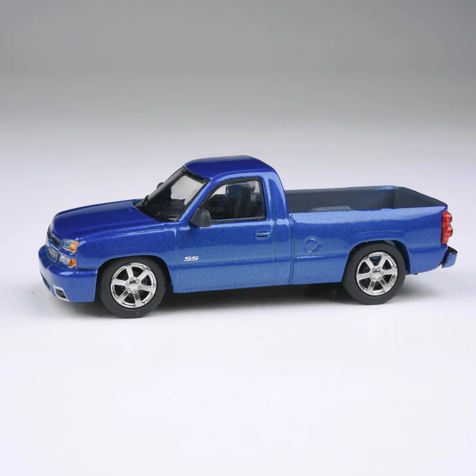 Para64 PB-55833 2006 Chevrolet Cateye Silverado Single Cab Diecast Model Car