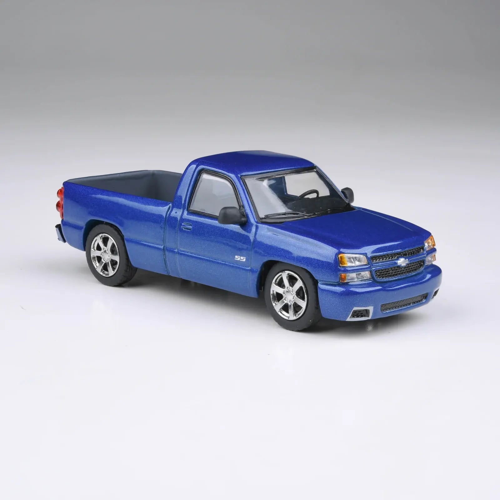 Para64 PB-55833 2006 Chevrolet Cateye Silverado Single Cab Diecast Model Car