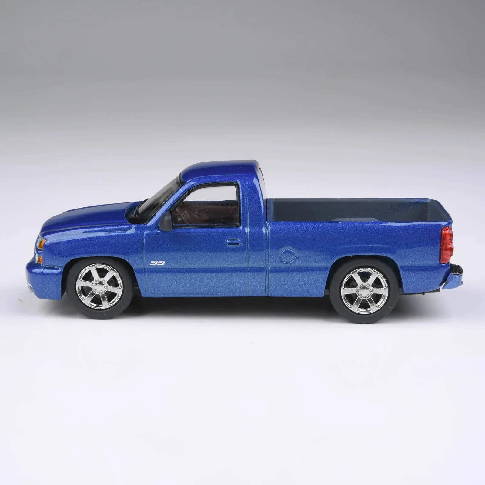Para64 PB-55833 2006 Chevrolet Cateye Silverado Single Cab Diecast Model Car