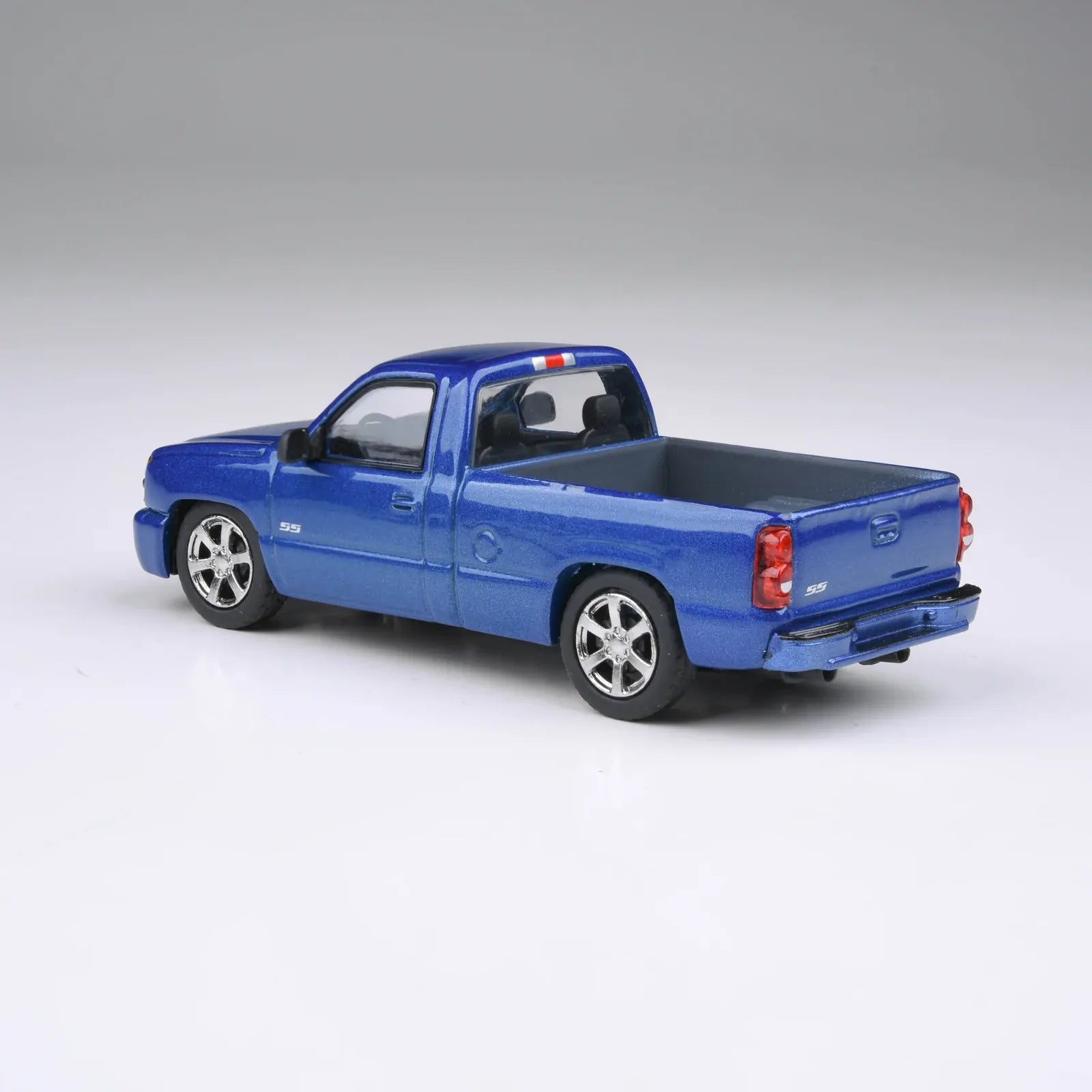 Para64 PB-55833 2006 Chevrolet Cateye Silverado Single Cab Diecast Model Car