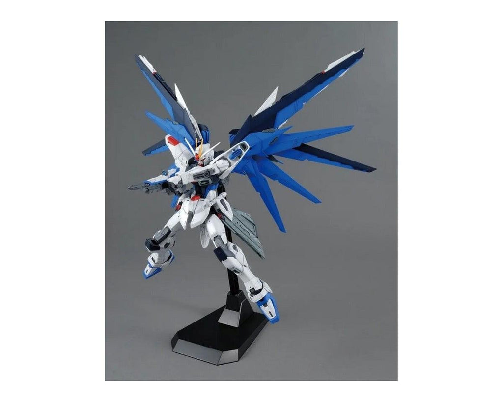 Bandai 1/100 MG Freedom Gundam Ver. 2.0 Gundam SEED - BAS2316367