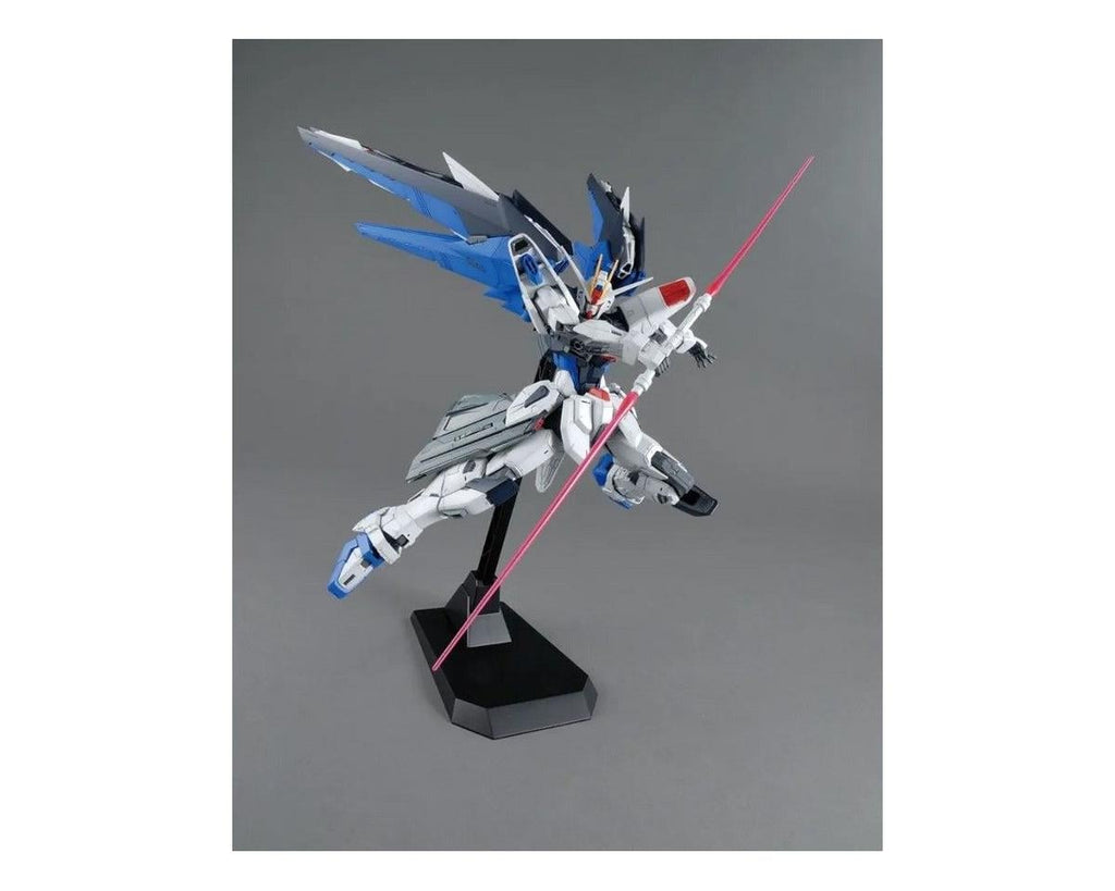 Bandai 1/100 MG Freedom Gundam Ver. 2.0 Gundam SEED - BAS2316367