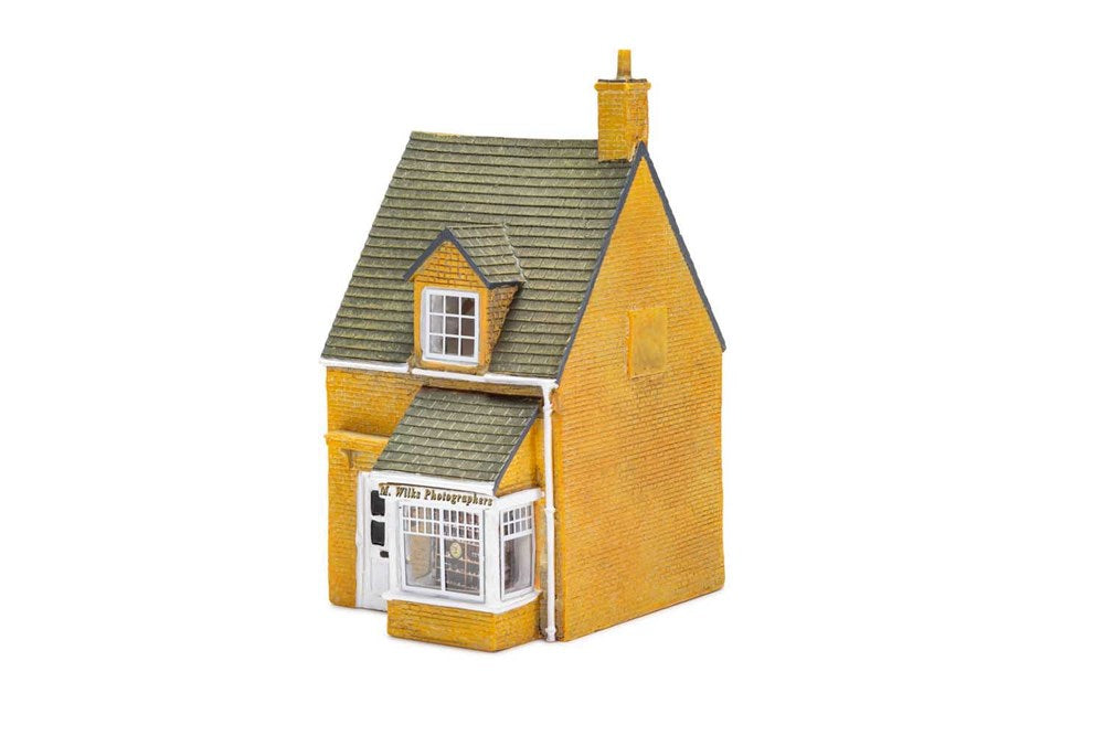 Hornby R7268 Photographic Shop M.Wilks (8278220669165)
